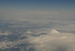 雲から頭を出す富士山
